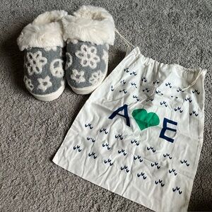 American Eagle Peace Sign Plush Slippers & Drawstring bag-Size 8-NEW